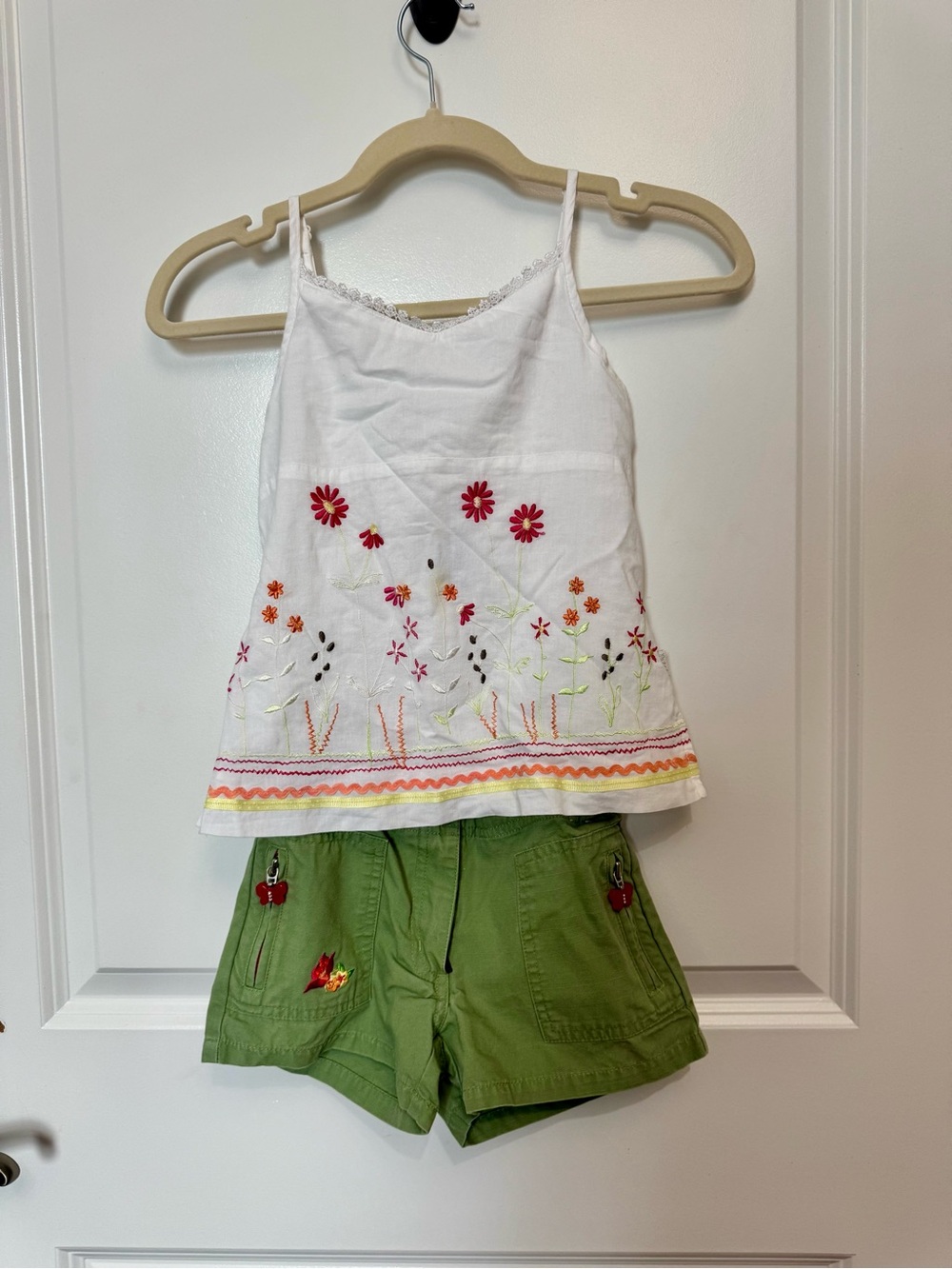 Gymboree shorts and embroidered top size 5 (FITS LIKE A 6!)